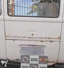 O trio estava em uma Kombi. Os homens e o veículo foram apresentados na delegacia, assim como a arma que foi apreendida