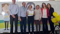 Representantes do Lar Bethel, de Rio Claro, recebem cadeira da Intervias