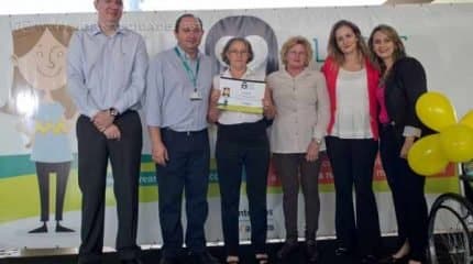 Representantes do Lar Bethel, de Rio Claro, recebem cadeira da Intervias