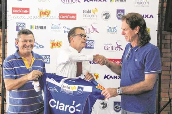 O conselheiro Luiz Antonio Claro (Kiko), o presidente Luiz Balbo e o técnico de futebol Sérgio Guedes