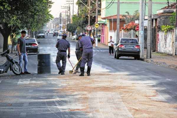 O Corpo de Bombeiros utilizou serragem de madeira para poder fazer a limpeza do óleo na Rua 3-A