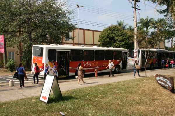 Antes de contratar serviço de fretamento intermunicipal rodoviário, os usuários podem consultar no site da Artesp se ele é regularizado