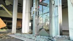 Vidros quebrados, teto destruído e cacos ao chão. Este é o atual cenário do prédio que antes abrigava agência do Banco do Brasil