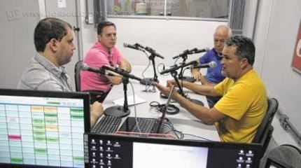 Daniel Guedes (à esquerda) e Álvaro Pacheco durante o programa Jornal de Esportes, da Rádio Excelsior Jovem Pan News, 1.410 kHz