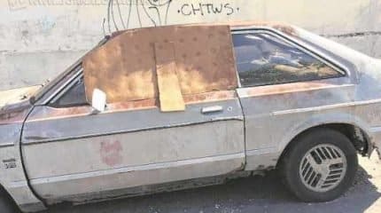 Leitora do Jornal Cidade denuncia carro que está abandonado há tempos na Avenida 18 com a Rua 3