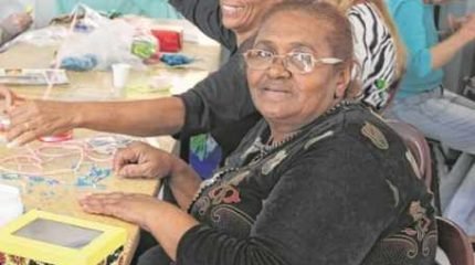 Dona Elisabete aprende a fazer artesanato para poder gerar renda para a sua família