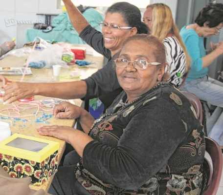 Dona Elisabete aprende a fazer artesanato para poder gerar renda para a sua família