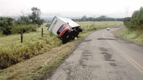 Caminhão tombou na vicinal "Nicolau Marotti" durante a madrugada dessa quinta-feira, dia 19