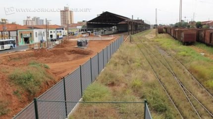 Obras ao lado da antiga Estação Ferroviária estão a todo vapor; alambrado já foi instalado