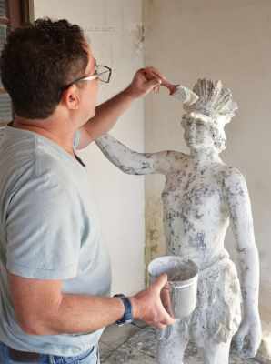 Fotos antigas da imagem e documentos contribuíram para o processo de reconstituição que está sendo concluído