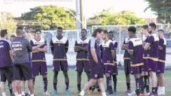 Após a apresentação, Sérgio Guedes reuniu os jogadores no gramado do Schmidtão para uma conversa e realizar um treino físico