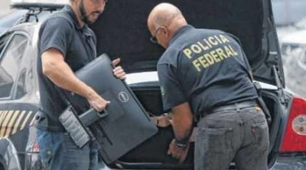 A ação policial tem como alvo principal a investigação de empresas e seus respectivos sócios na operacionalização de um esquema de repasses ilegais de empreiteiras para funcionários da Petrobras em decorrência da obtenção de contratos a empresa.