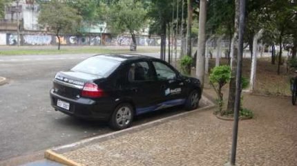 De acordo com o reclamante, enquanto estava no Centro Cultural, um carro da Sepladema [Secretaria de Planejamento, Desenvolvimento e Meio Ambiente] saiu carregado de livros para serem descartados
