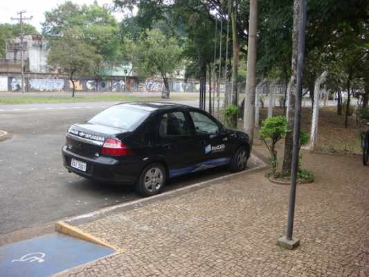 De acordo com o reclamante, enquanto estava no Centro Cultural, um carro da Sepladema [Secretaria de Planejamento, Desenvolvimento e Meio Ambiente] saiu carregado de livros para serem descartados