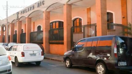 A prefeitura ampliou a iluminação pública em frente à Philarmônica, substituindo as antigas lâmpadas do trecho por outras mais potentes