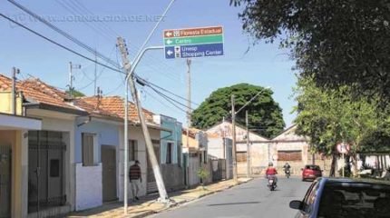 A dona de casa, que mora no imóvel há 18 anos, disse que a Elektro não fez o conserto do poste no domingo, quando houve o acidente
