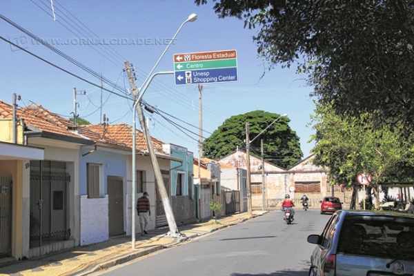 A dona de casa, que mora no imóvel há 18 anos, disse que a Elektro não fez o conserto do poste no domingo, quando houve o acidente
