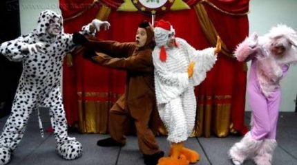 O musical “Os Saltimbancos” foi traduzido e adaptado para o português por Chico Buarque de Hollanda, em 1977, da peça teatral de Sergio Bardotti e Luis Enríquez Bacalov, que adaptaram dos Irmãos Grimm