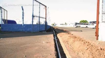 No Schmidtão, foram instalados três hidrantes nas arquibancadas da Rua 11. Ao lado, a tubulação que liga os hidrantes até a caixa d’água do estádio, localizada próxima da arquibancada da Rua 9