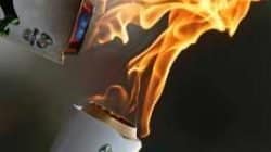 “O beijo”, quando uma tocha encosta na outra para transmitir a chama olímpica no revezamento