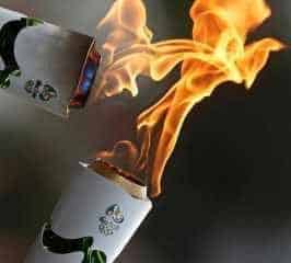 “O beijo”, quando uma tocha encosta na outra para transmitir a chama olímpica no revezamento