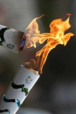 “O beijo”, quando uma tocha encosta na outra para transmitir a chama olímpica no revezamento