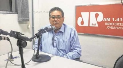 Valdir Duarte no estúdio da Rádio Excelsior Jovem Pan News