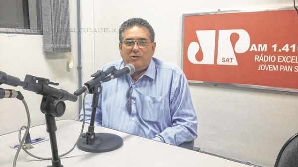 Valdir Duarte no estúdio da Rádio Excelsior Jovem Pan News