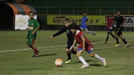 No final da semana, os times Sub-11 e Sub-13 do Velo Clube treinaram no estádio Benitão para se familiarizarem com o gramado