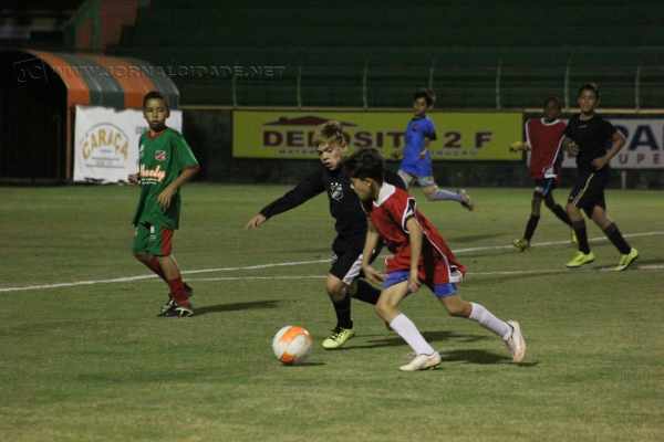 No final da semana, os times Sub-11 e Sub-13 do Velo Clube treinaram no estádio Benitão para se familiarizarem com o gramado