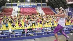 Ministradas por cinco professores, cerca de mil pessoas participam das aulas gratuitas promovidas pela Secretaria Municipal de Esportes de Rio Claro, em sete polos na cidade