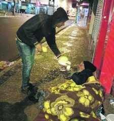 Entrega de sopa feita no fim de semana para moradores de rua na cidade