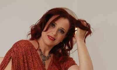 A música ao vivo fica por conta da cantora Mônica Marina