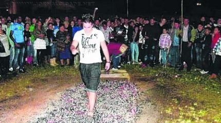 Evento é um dos poucos que mantêm a tradição de andar sobre a fogueira
