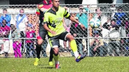 FOCO: A garra dos jogadores alegrou os torcedores que compareceram ao Estádio do Oratório