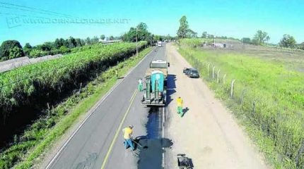 A Estrada Vicinal “Vereador Jacomo Bincoletto”, que liga o município de Rio Claro ao Distrito de Ferraz, está sendo reparada