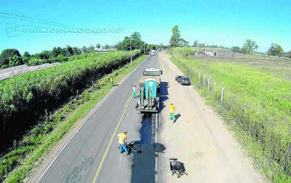 A Estrada Vicinal “Vereador Jacomo Bincoletto”, que liga o município de Rio Claro ao Distrito de Ferraz, está sendo reparada