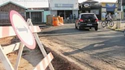 Sinalização indica desvio que deve ser feito no trecho de obra da Rua 14 com Av. 40 e Jacutinga