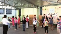 Às crianças e adolescentes são disponibilizadas oficinas de artesanato, dança, capoeira, informática, acompanhamento escolar, leitura, dentre outras tantas atividades, além de quatro refeições diárias