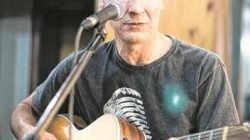 O cantor, compositor e guitarrista Kiko Zambianchi faz show no Aeroclube, às 20 horas