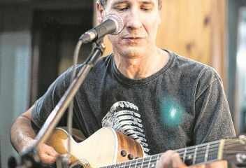 O cantor, compositor e guitarrista Kiko Zambianchi faz show no Aeroclube, às 20 horas