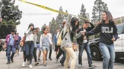 Estudantes da universidade atravessam faixa colocada durante atentado ocasionado por estudante em Los Angeles (foto: Ringo H.W.)