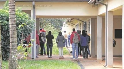 Centenas de estudantes de vários cursos deram início à greve geral na noite de quinta-feira (9)