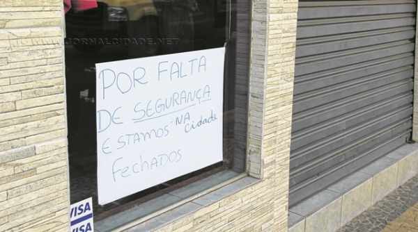 Loja foi assaltada e, com medo, avisou aos clientes: “Por falta de segurança na cidade estamos fechados”