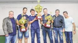 Os vencedores do evento em comemoração ao aniversário da cidade ladeados por autoridades locais