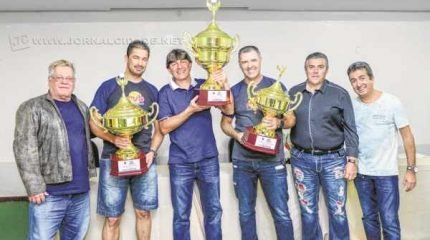 Os vencedores do evento em comemoração ao aniversário da cidade ladeados por autoridades locais