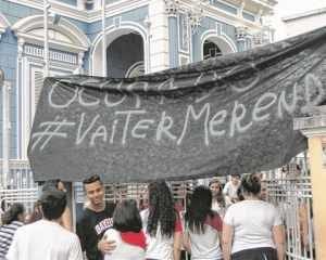 Na entrada da escola técnica Bayeux, alunos pregaram faixa preta com os dizeres: #vaitermerenda