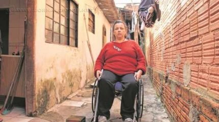 Após temporal, residência precisa de uma lona para a proteção do telhado