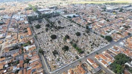 Vista aérea do Cemitério Municipal São João Batista, situado no bairro Consolação, que conta com 14 mil túmulos atualmente (Foto: Bruno Leite)