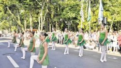 O desfile terá como tema central a sustentabilidade e reunirá aproximadamente mil participantes